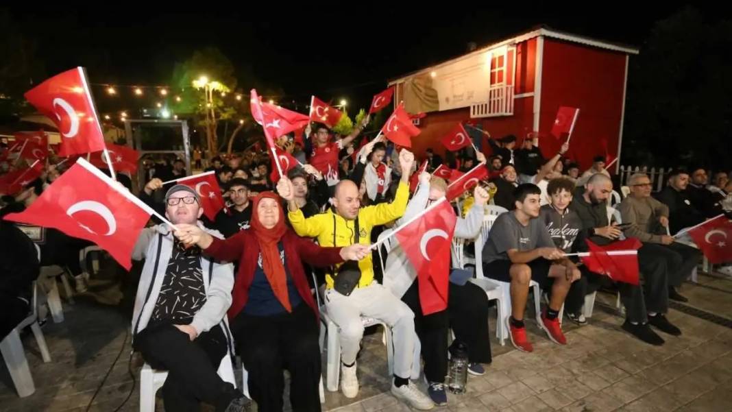 Kepez’de Stadyum Havası: Dokumapark’ta Milli Coşku Zirve Yaptı! 1